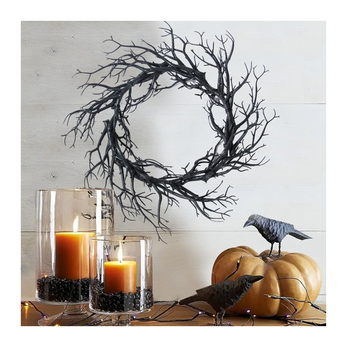 Schwarzer Halloween-Kranz aus künstlichen Zweigen für deine Dekoration im Innen- und Außenbereich - Bild 1