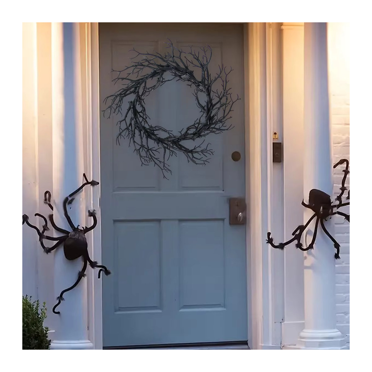 Schwarzer Halloween-Kranz aus künstlichen Zweigen für deine Dekoration im Innen- und Außenbereich - Bild 3