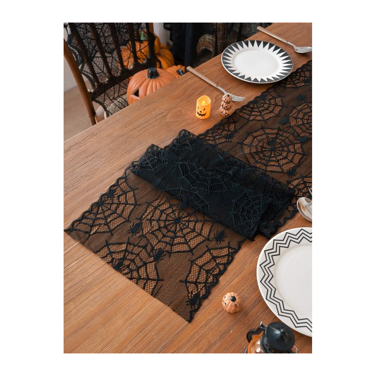 Schwarzer Halloween Tischläufer mit Spinnenmotiv für deine Tischdekoration - Bild 1