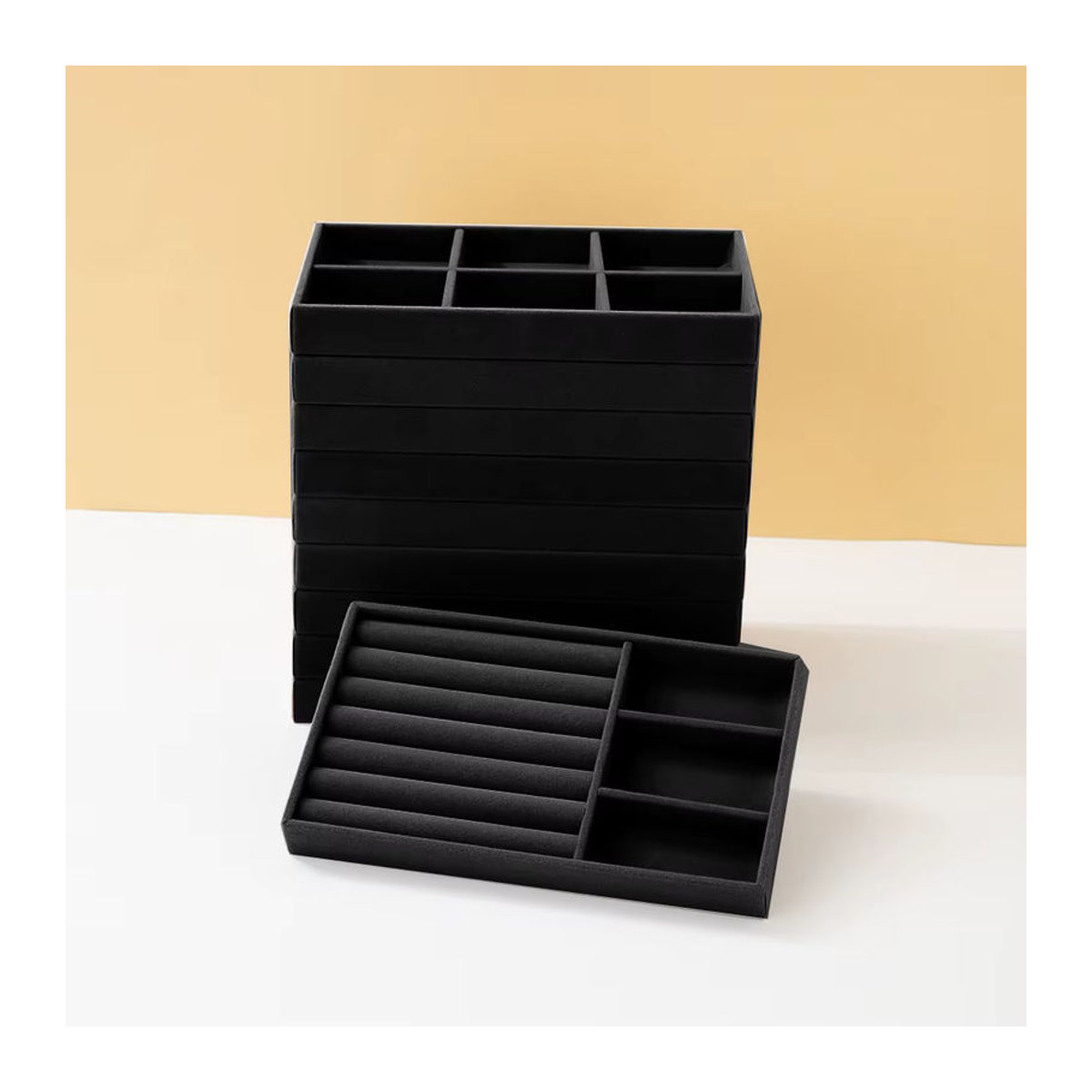 Schwarzer Schmuck-Organizer aus Samt als rechteckiges Aufbewahrungsdisplay für Ringe, Armbänder und Halsketten - Bild 2
