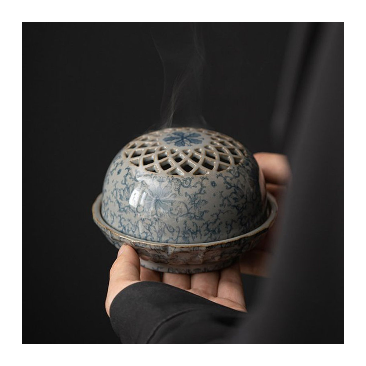 Seladon Weihrauchhalter aus unterglasierter Keramik mit blauem Blumenmuster im orientalischen Design - Bild 1