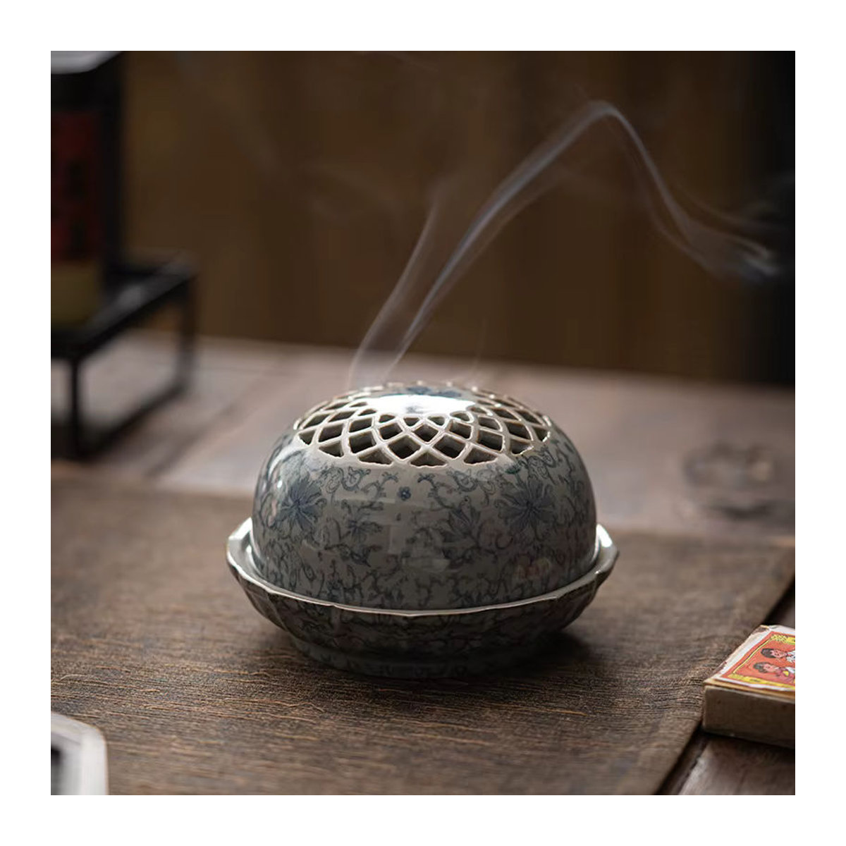Seladon Weihrauchhalter aus unterglasierter Keramik mit blauem Blumenmuster im orientalischen Design - Bild 3