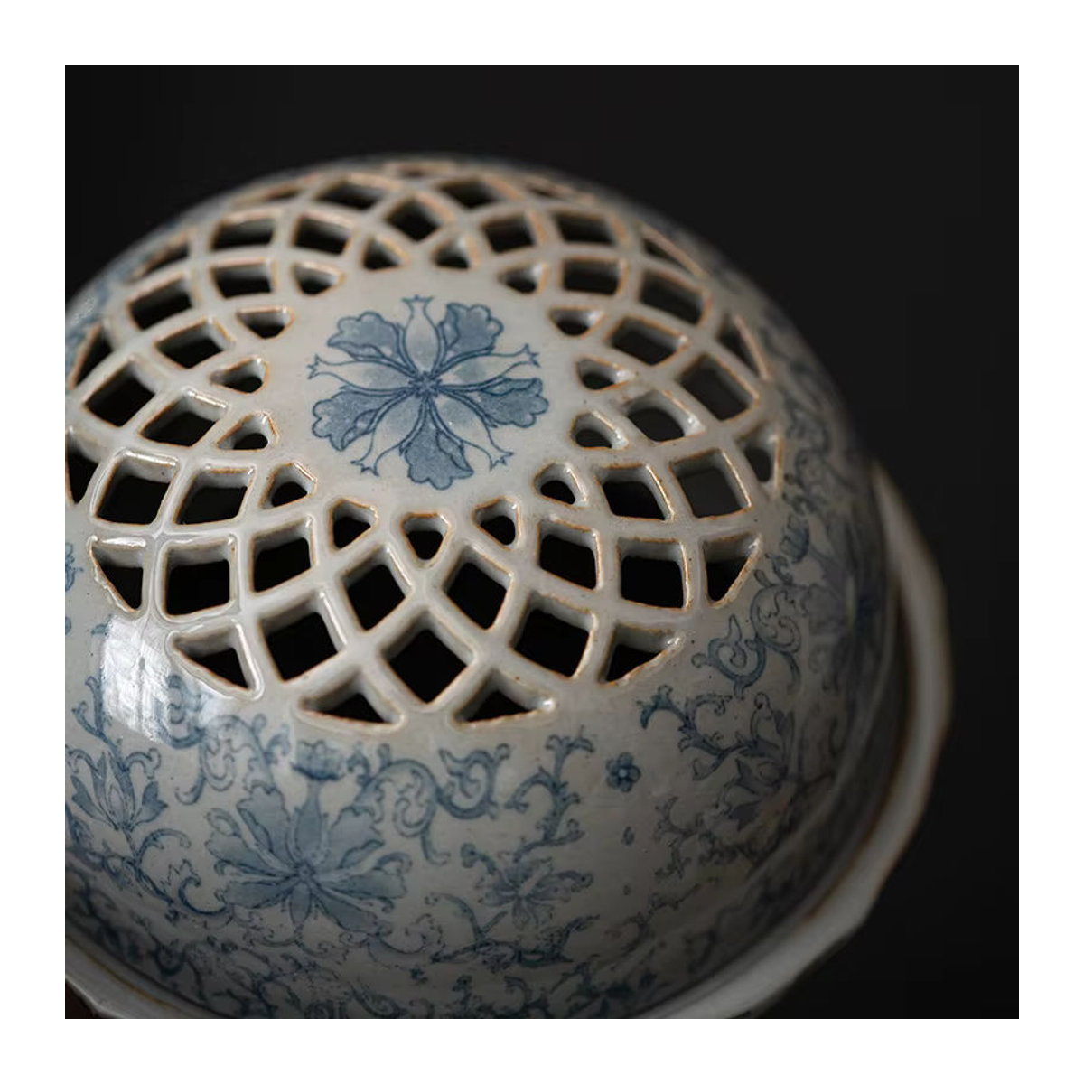 Seladon Weihrauchhalter aus unterglasierter Keramik mit blauem Blumenmuster im orientalischen Design - Bild 4