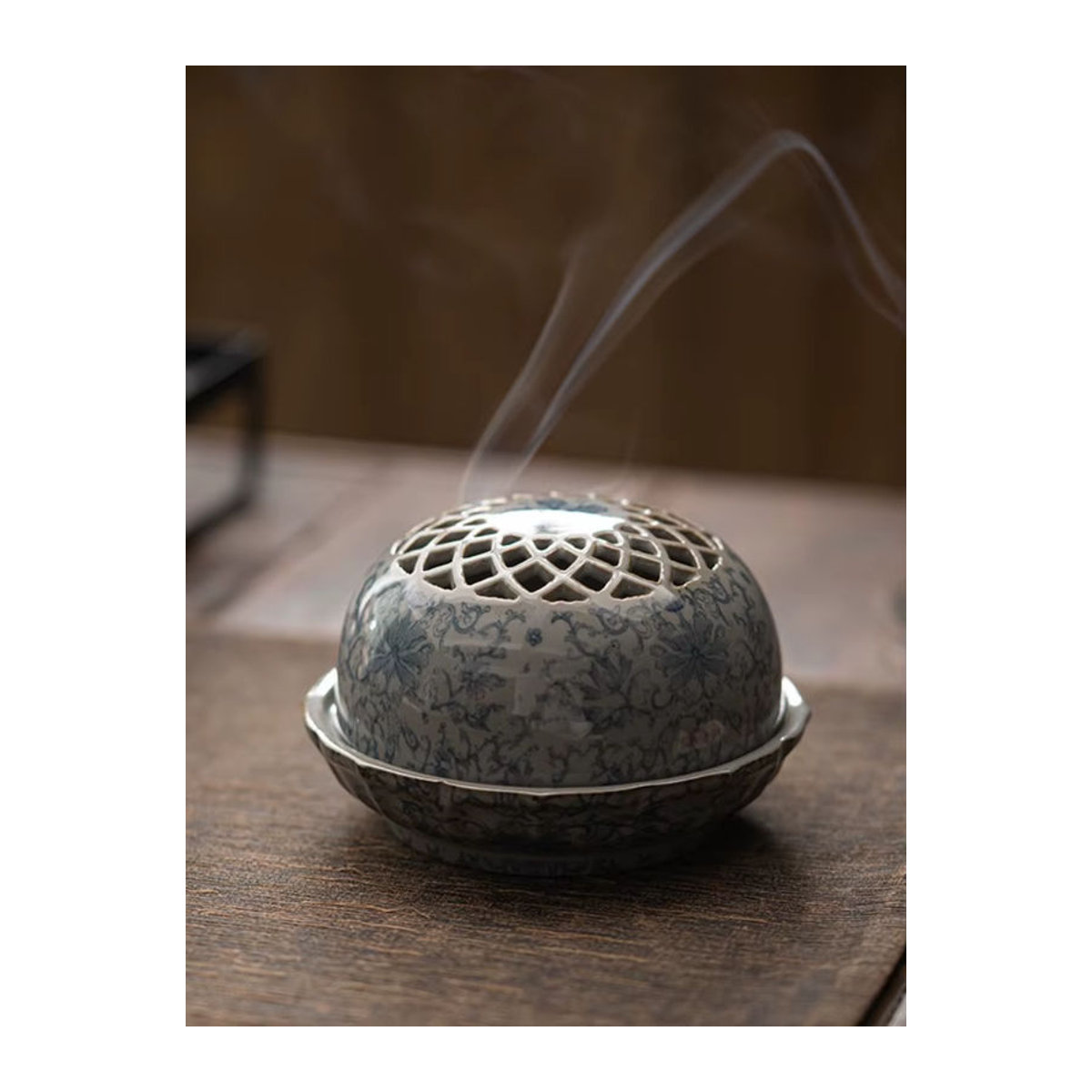 Seladon Weihrauchhalter aus unterglasierter Keramik mit blauem Blumenmuster im orientalischen Design - Bild 6
