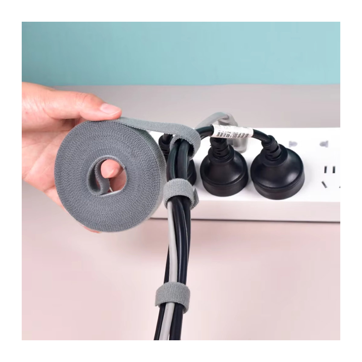 Selbstklebende USB-Kabelorganisator Clips aus Kunststoff in Schwarz für minimalistisches Kabelmanagement - Bild 2