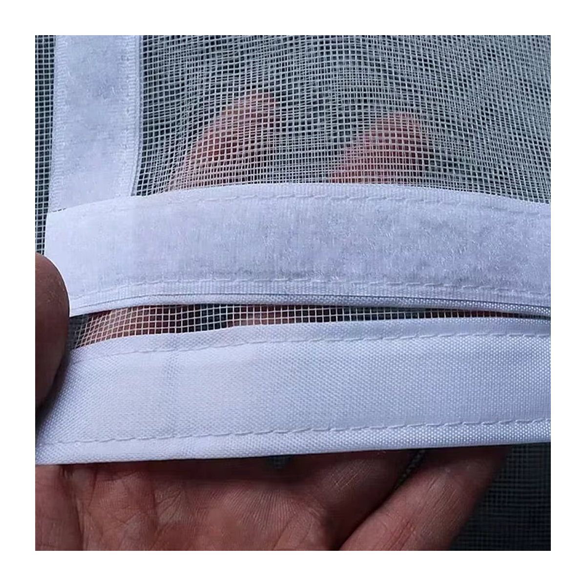 Selbstklebendes Moskitonetz mit Reißverschluss in Weiß als Insektenschutz-Fenstertürvorhang aus Tüll - Bild 3
