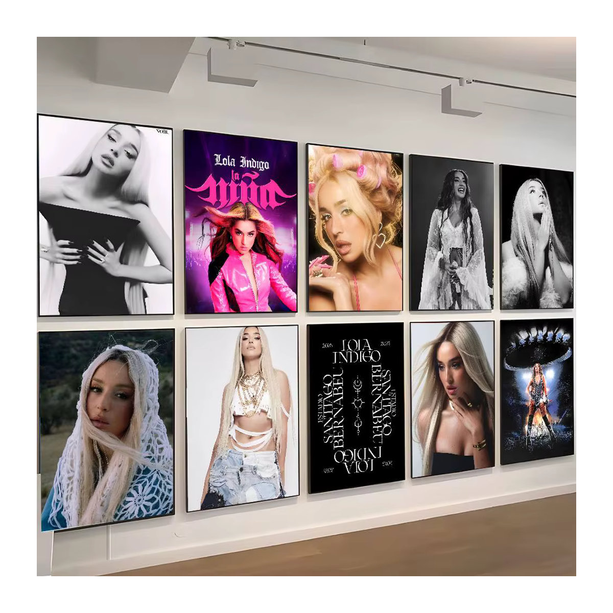 Selbstklebendes Wandposter Musiksängerin L-lola Indigo in Blau und Mehrfarbig als moderne Kunstdekoration für deine Wandgestaltung - Bild 2