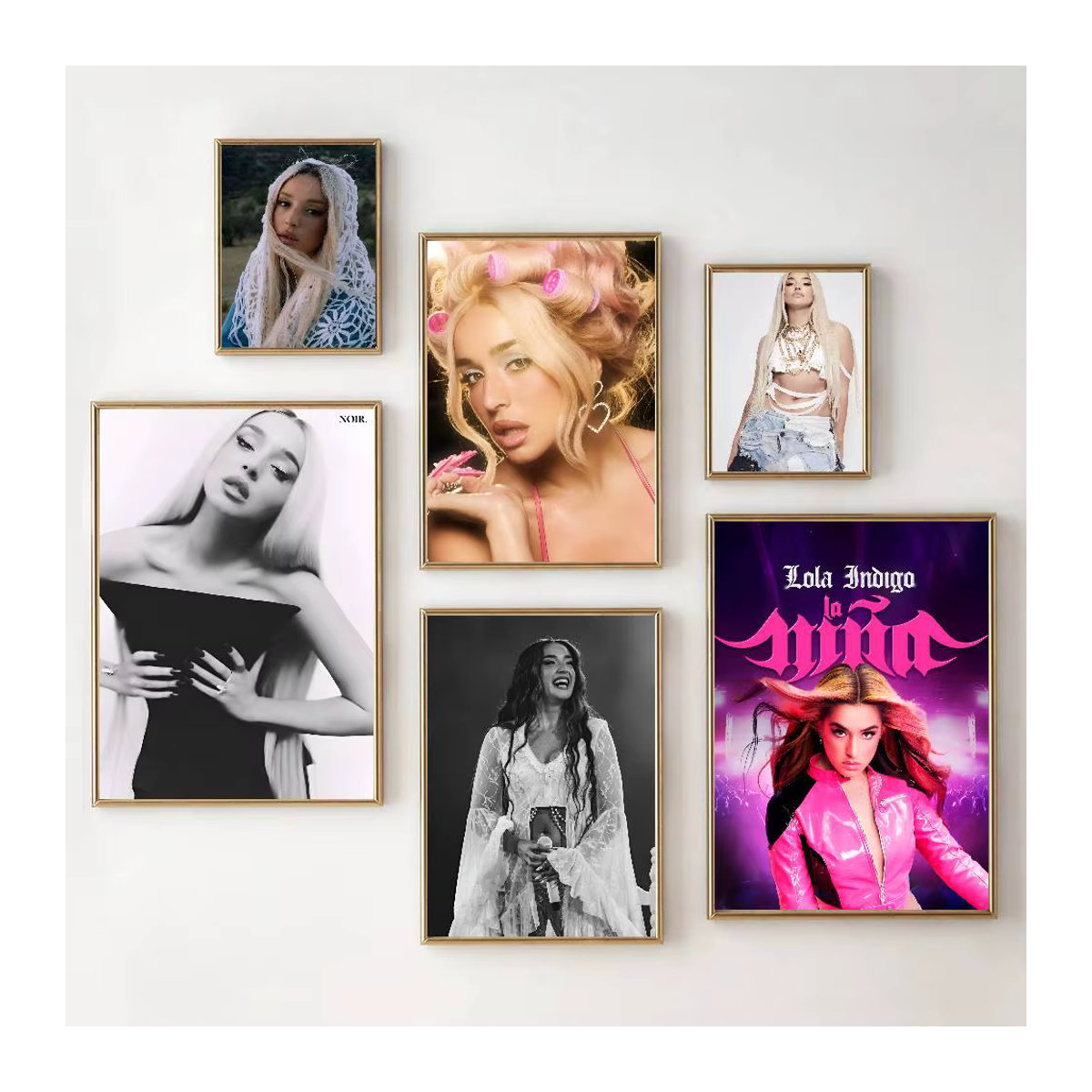 Selbstklebendes Wandposter Musiksängerin L-lola Indigo in Blau und Mehrfarbig als moderne Kunstdekoration für deine Wandgestaltung - Bild 4
