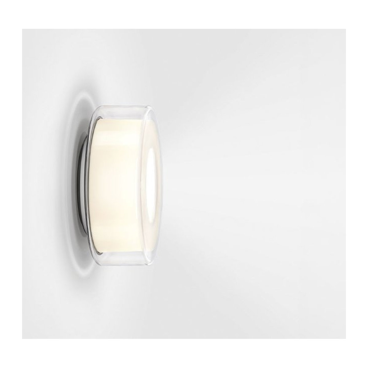 Serien Lighting Curling Wall XS LED-Wandleuchte mit klarem Glasschirm und zylindrischem Reflektor in Warmweiß (2700K) - Bild 1