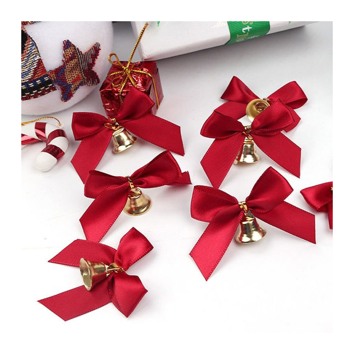 Set aus roten Stoffschleifen mit kleinen Glocken als Weihnachtsbaum Dekoration und DIY Bastelbedarf - Bild 1