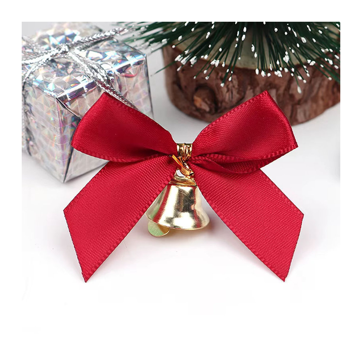 Set aus roten Stoffschleifen mit kleinen Glocken als Weihnachtsbaum Dekoration und DIY Bastelbedarf - Bild 2