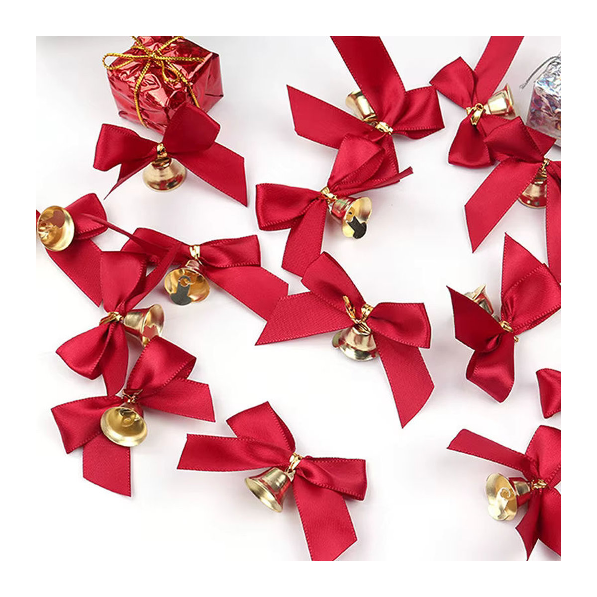 Set aus roten Stoffschleifen mit kleinen Glocken als Weihnachtsbaum Dekoration und DIY Bastelbedarf - Bild 4