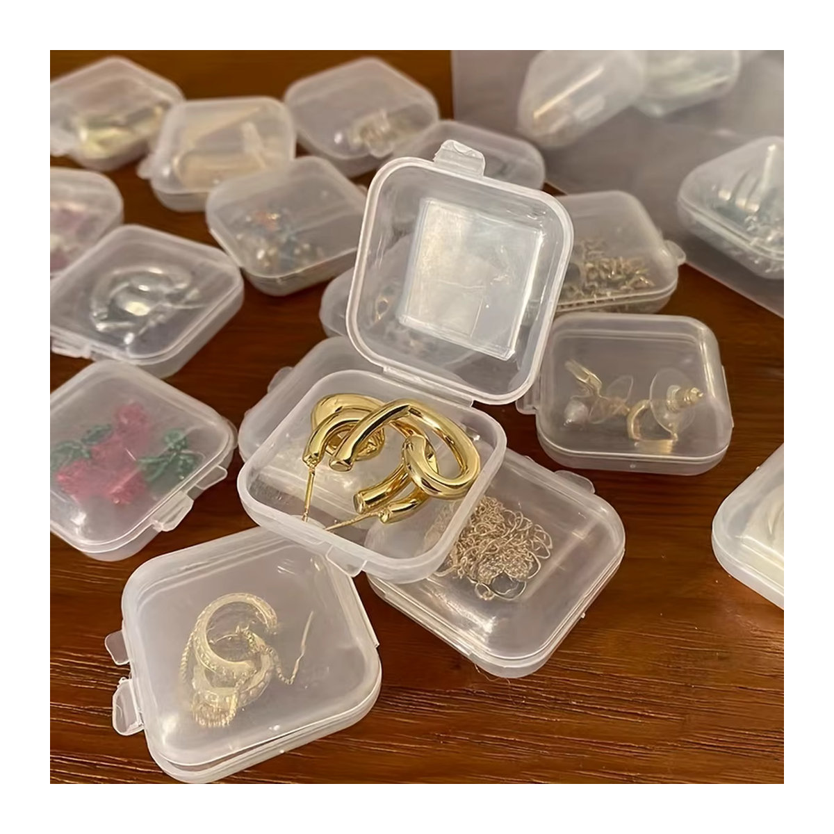 Set aus transparenten quadratischen Aufbewahrungsboxen mit faltbarem Deckel als Schmuck-Organizer und Pillendose in Bunt und Minimalistisch - Bild 4