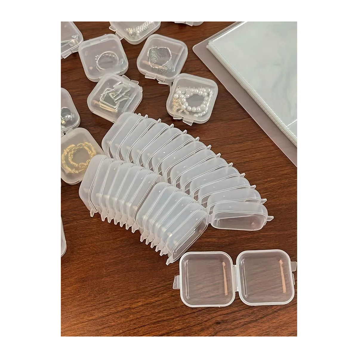 Set aus transparenten quadratischen Aufbewahrungsboxen mit faltbarem Deckel als Schmuck-Organizer und Pillendose in Bunt und Minimalistisch - Bild 6
