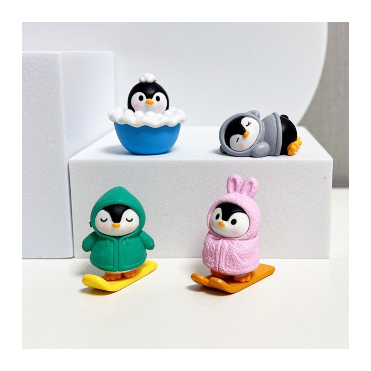 Set mit 4 süßen Pinguinen aus Kunstharz als mehrfarbige Mikrolandschaftsdekoration für dein Auto oder deine Heimdekoration - Bild 1