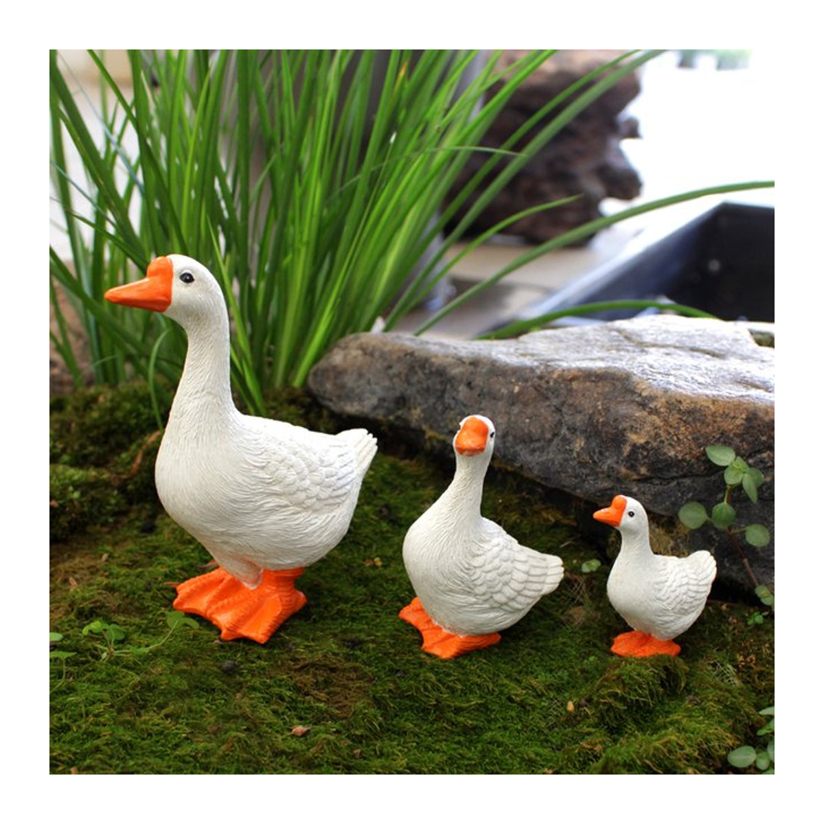 Set mit drei Gans-Tierornamenten aus Kunstharz in Weiß und Bunt zur Dekoration von Garten, Hof und Heim - Bild 1