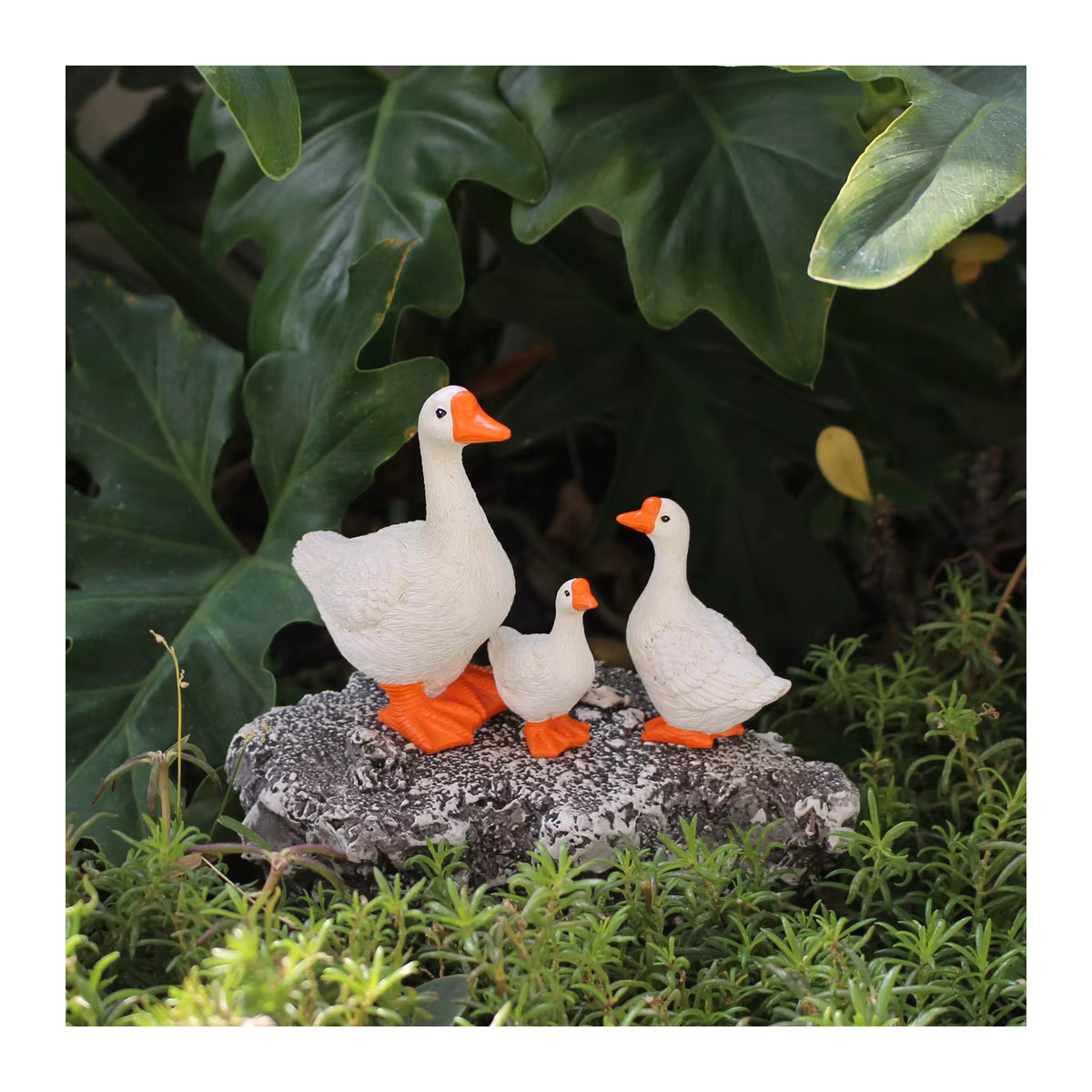 Set mit drei Gans-Tierornamenten aus Kunstharz in Weiß und Bunt zur Dekoration von Garten, Hof und Heim - Bild 2