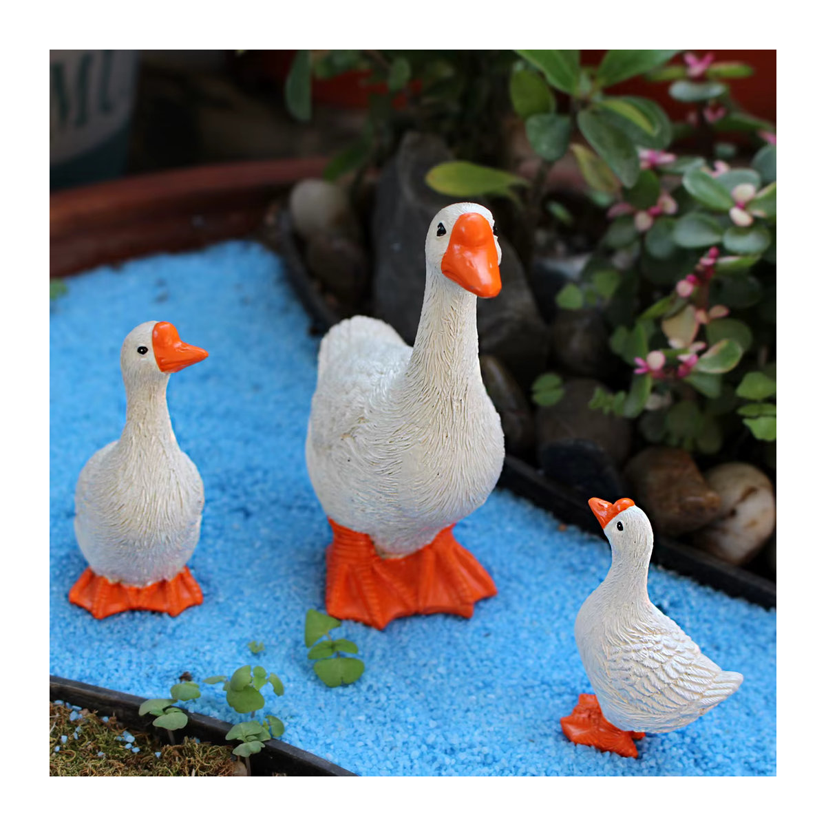 Set mit drei Gans-Tierornamenten aus Kunstharz in Weiß und Bunt zur Dekoration von Garten, Hof und Heim - Bild 3