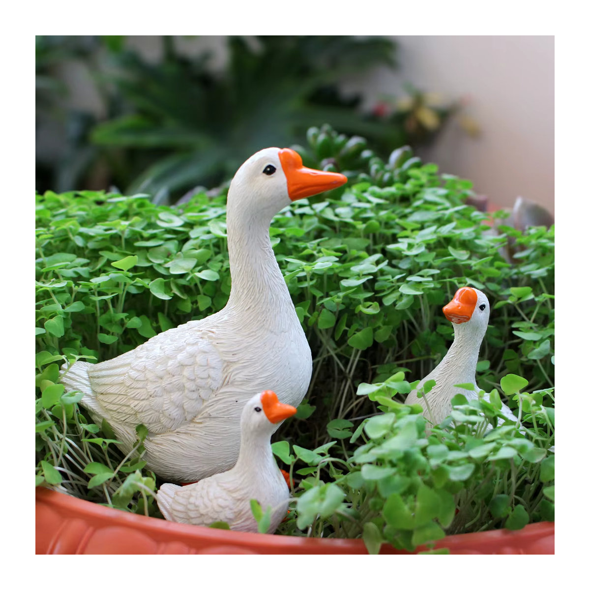Set mit drei Gans-Tierornamenten aus Kunstharz in Weiß und Bunt zur Dekoration von Garten, Hof und Heim - Bild 5