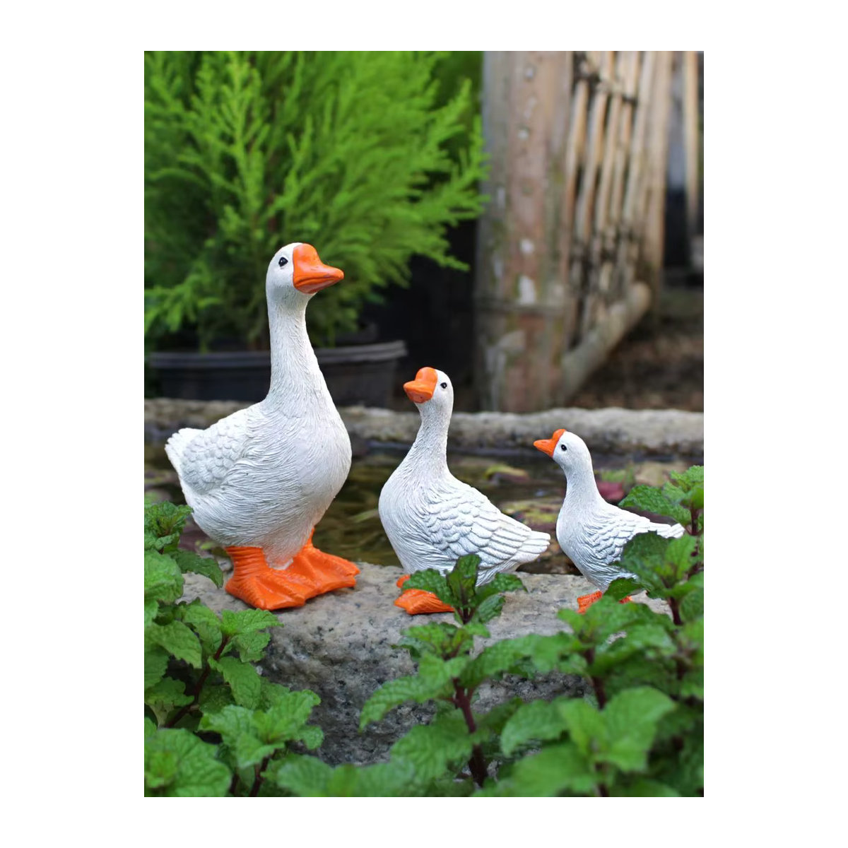 Set mit drei Gans-Tierornamenten aus Kunstharz in Weiß und Bunt zur Dekoration von Garten, Hof und Heim - Bild 7
