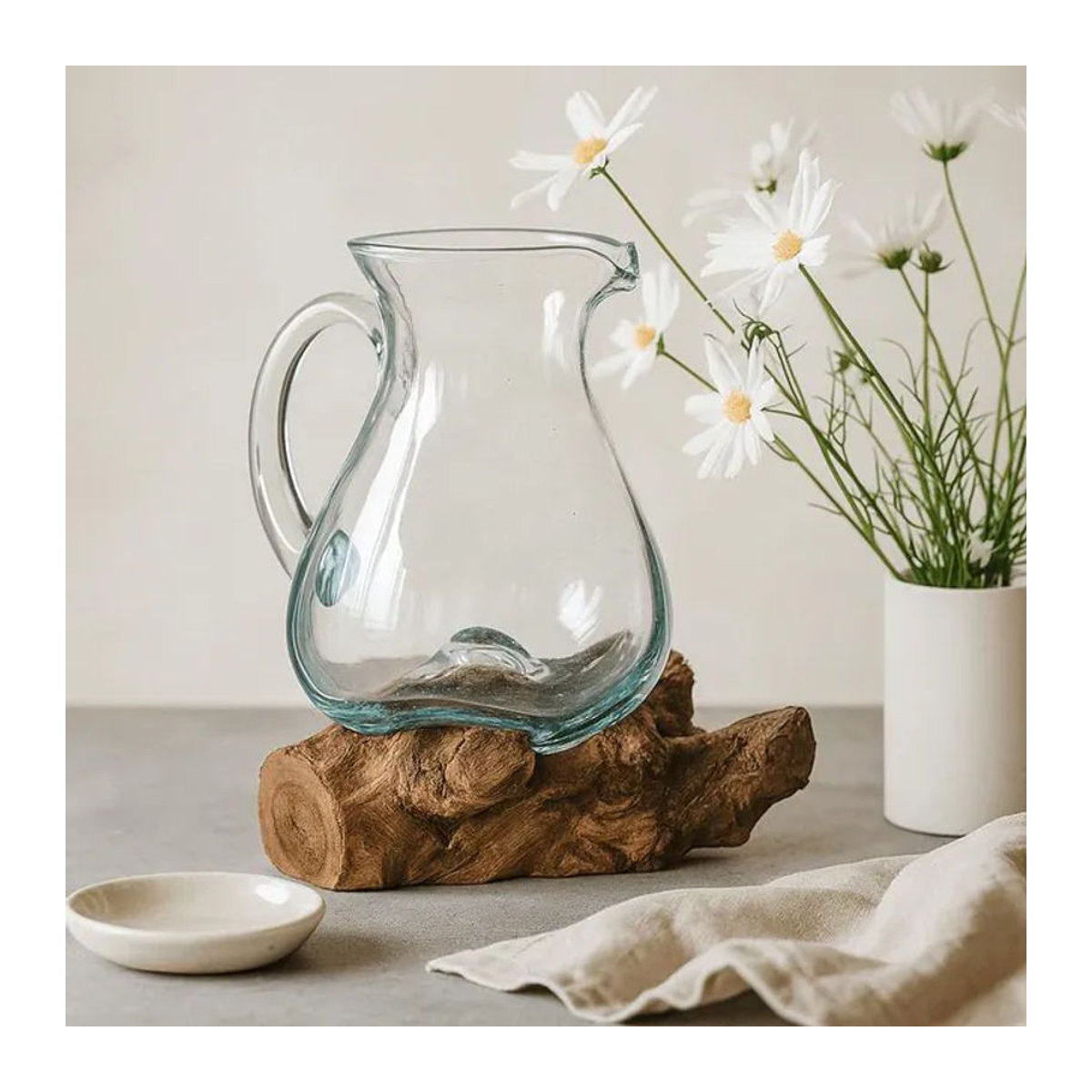SHAMTAM Glaswasserkaraffe aus mundgeblasenem Glas auf Treibholz, 0,6 L, transparent, rustikal - Bild 1