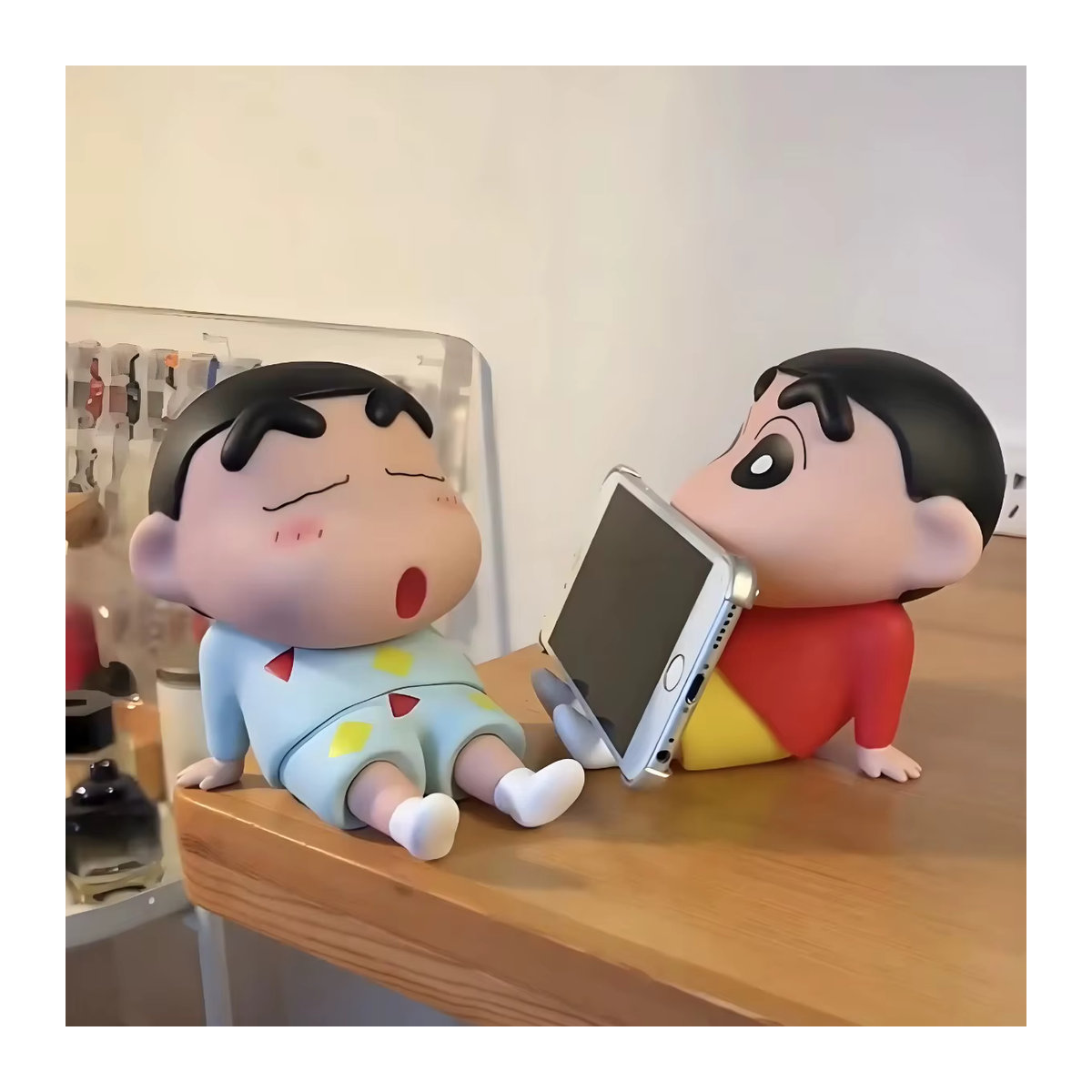 Shinchan Crayon Anime Figur Handyhalter und Schreibtisch Dekoration von Re-ment in Mehrfarbig - Bild 3