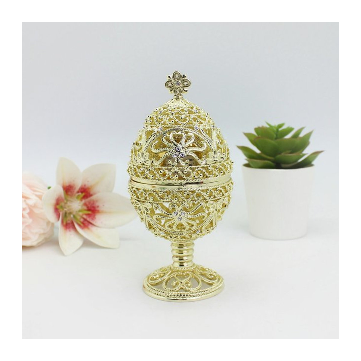 SHINNYGIFTS Osterei-Schmuckschatulle im Faberge-Stil mit Innenuhr, handbemalte Emaille-Schmuckdose in Gold mit floralem Design - Bild 1