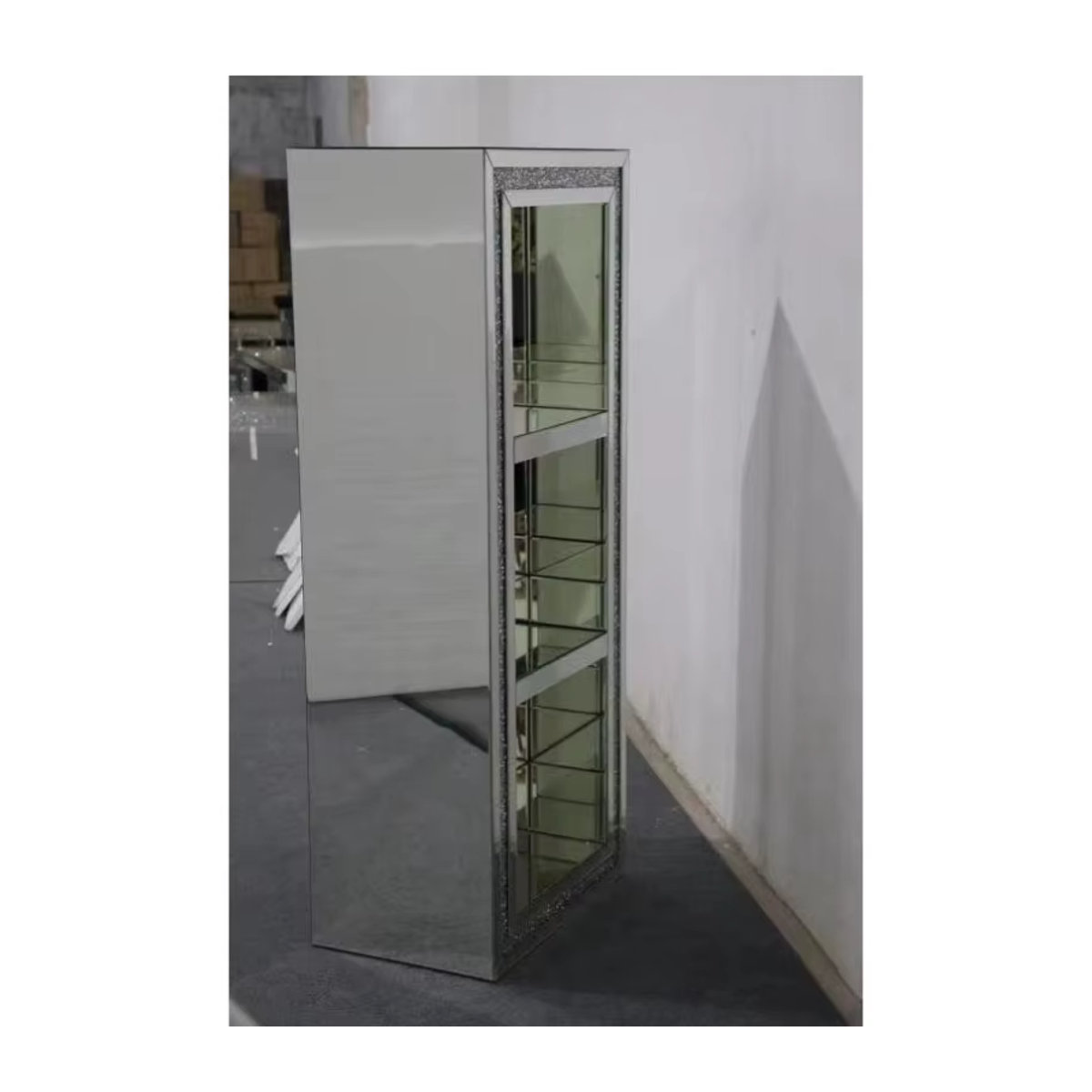 Silberne Glasvitrine mit Spiegel und dekorativen Strasssteinen - Bild 2
