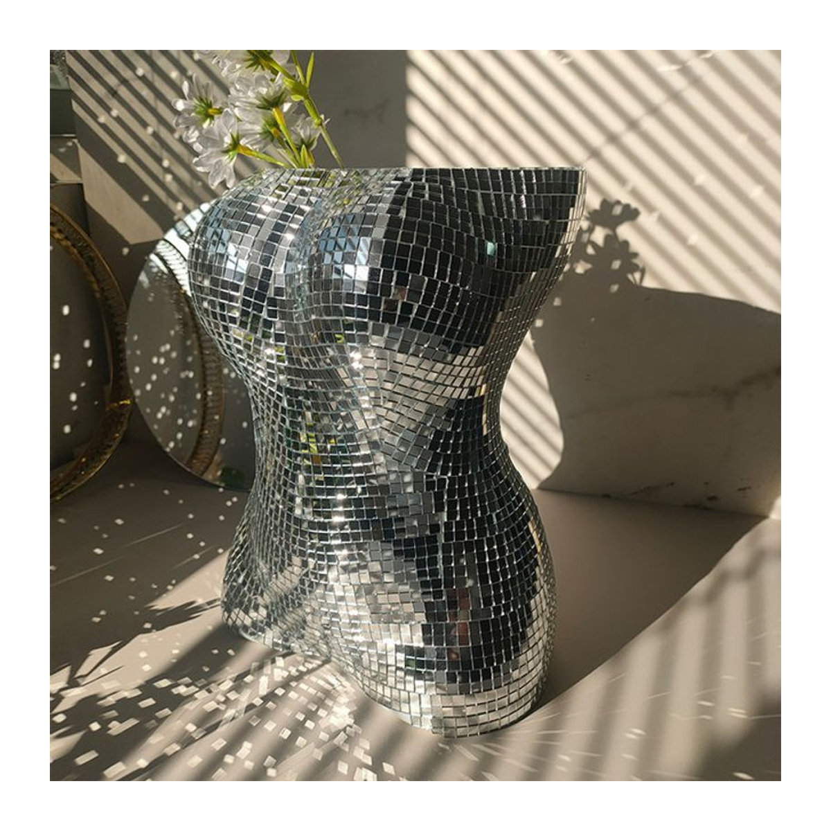 Silberne Skulptur als dekorativer Blumentopf und Vase in menschlicher Form aus Glas und Kunststoff - Bild 1