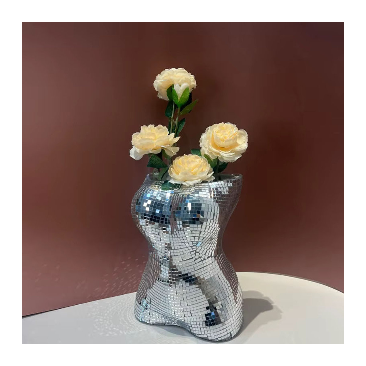 Silberne Skulptur als dekorativer Blumentopf und Vase in menschlicher Form aus Glas und Kunststoff - Bild 2