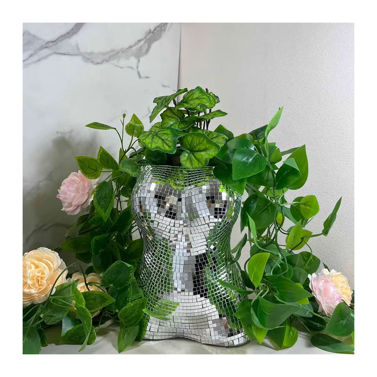 Silberne Skulptur als dekorativer Blumentopf und Vase in menschlicher Form aus Glas und Kunststoff - Bild 3