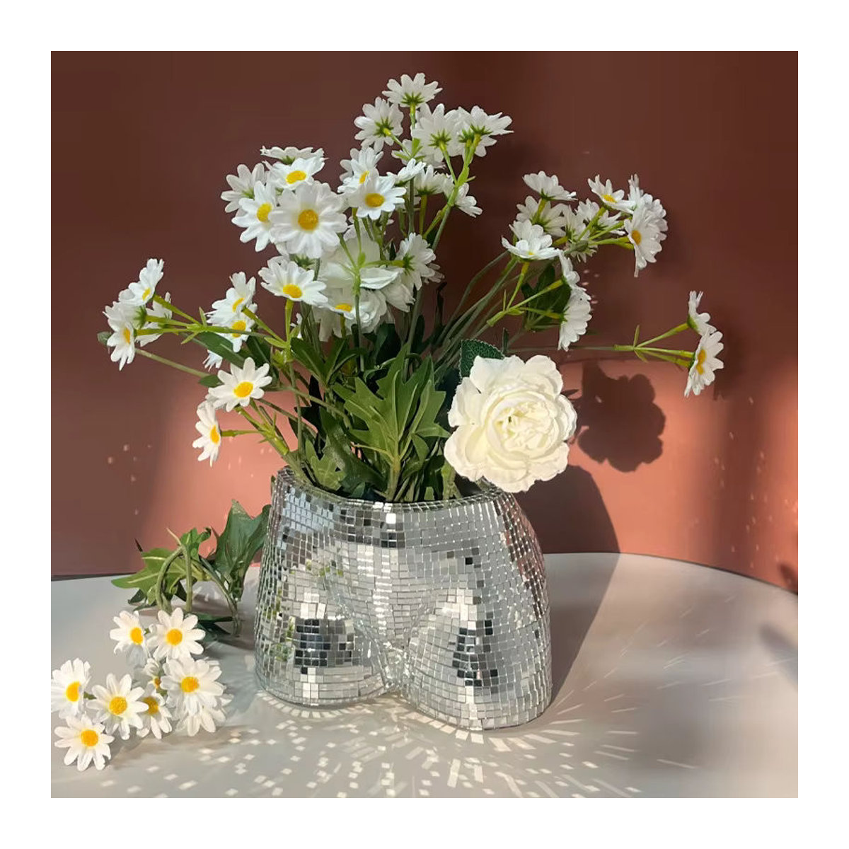 Silberne Skulptur als dekorativer Blumentopf und Vase in menschlicher Form aus Glas und Kunststoff - Bild 4