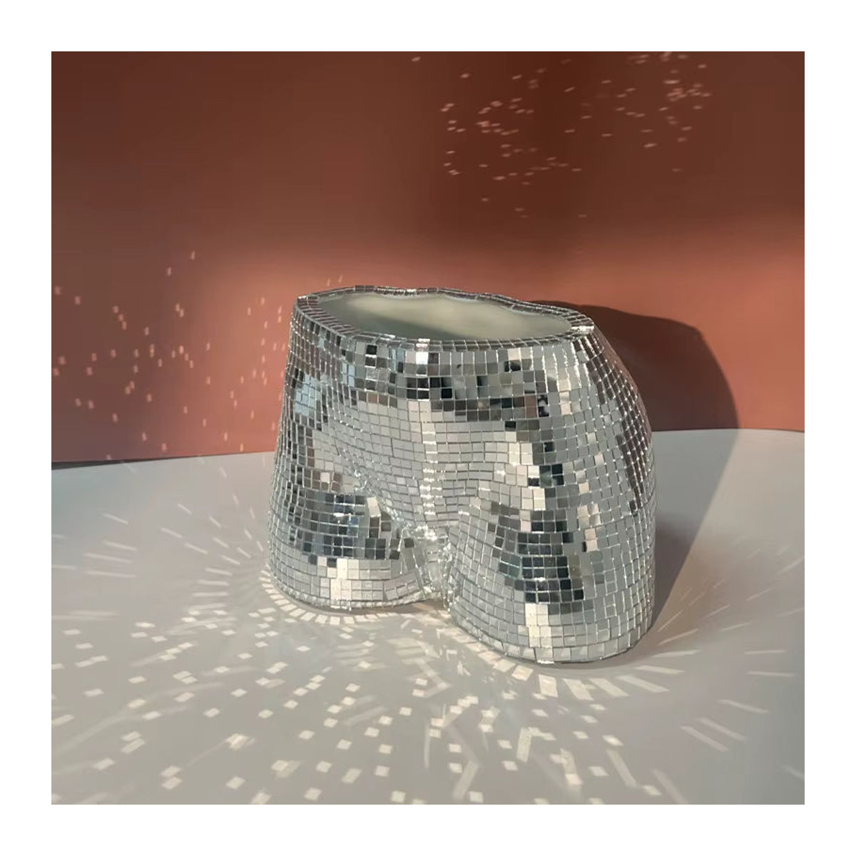 Silberne Skulptur als dekorativer Blumentopf und Vase in menschlicher Form aus Glas und Kunststoff - Bild 5