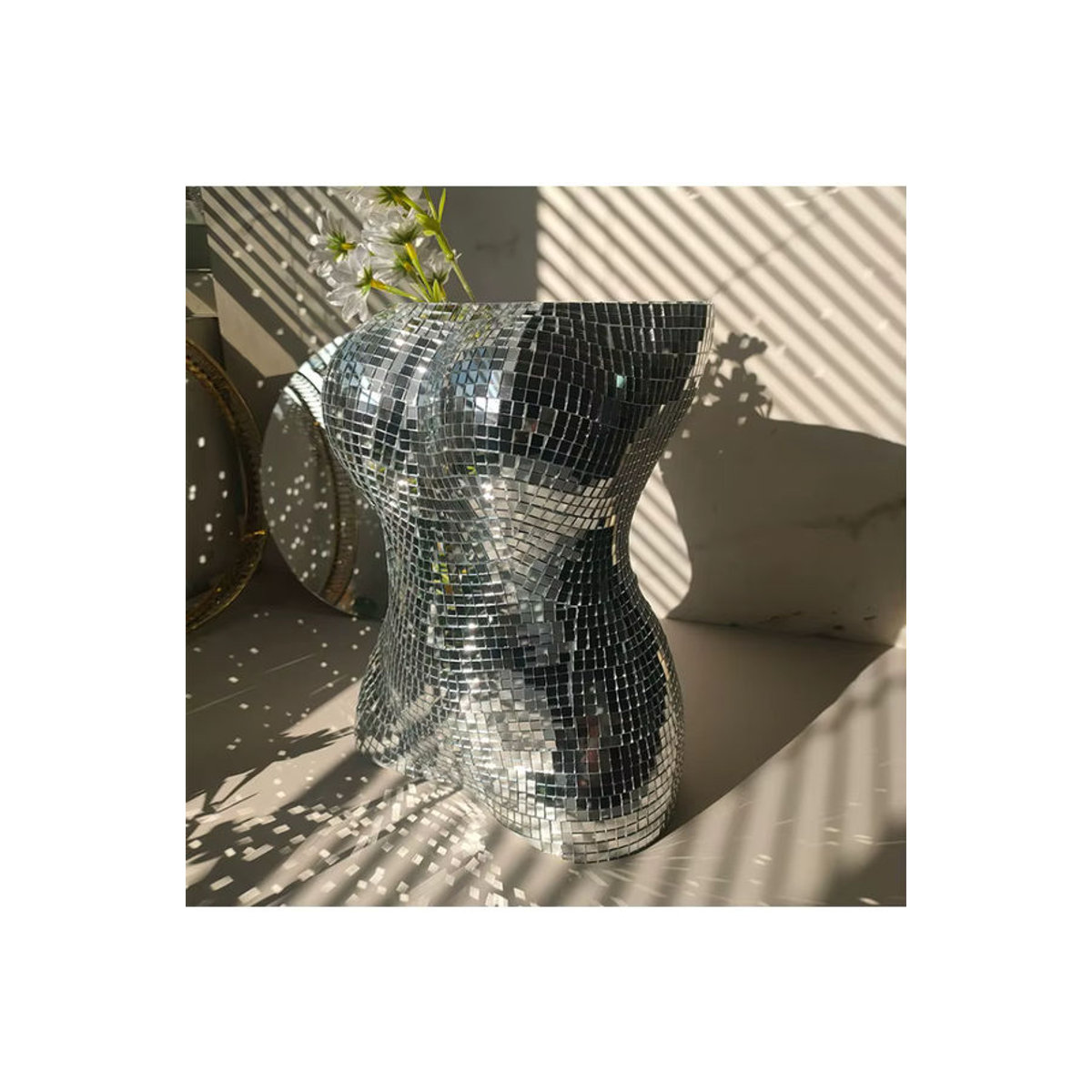 Silberne Skulptur als dekorativer Blumentopf und Vase in menschlicher Form aus Glas und Kunststoff - Bild 7