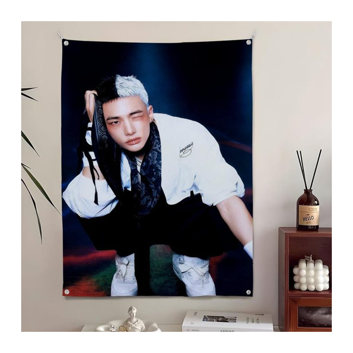 Singer H-hyunjinS Wandteppich als Hintergrundkunst für Schlafzimmer, Wohnzimmer oder Garten in Schwarz und Mehrfarbig, B/H: 115 x 70 cm - Bild 1