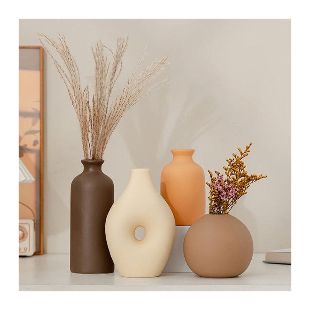 Skandinavische Keramikvase in Weiß und Beige mit unregelmäßigem Design für Schnittblumen und Dekoration - Bild 1