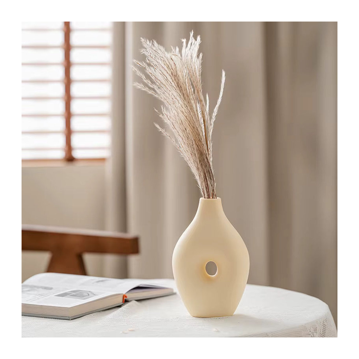 Skandinavische Keramikvase in Weiß und Beige mit unregelmäßigem Design für Schnittblumen und Dekoration - Bild 2