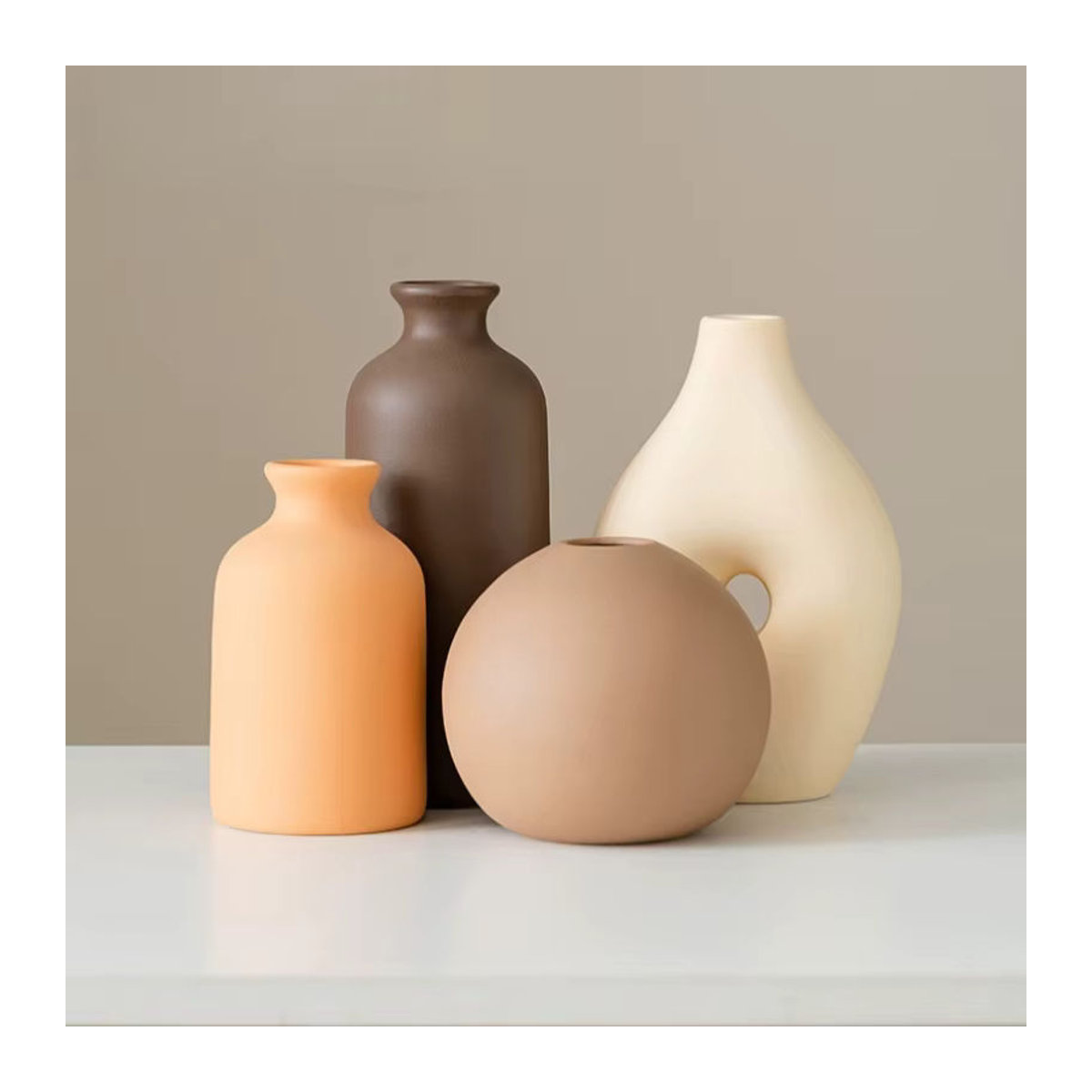 Skandinavische Keramikvase in Weiß und Beige mit unregelmäßigem Design für Schnittblumen und Dekoration - Bild 4