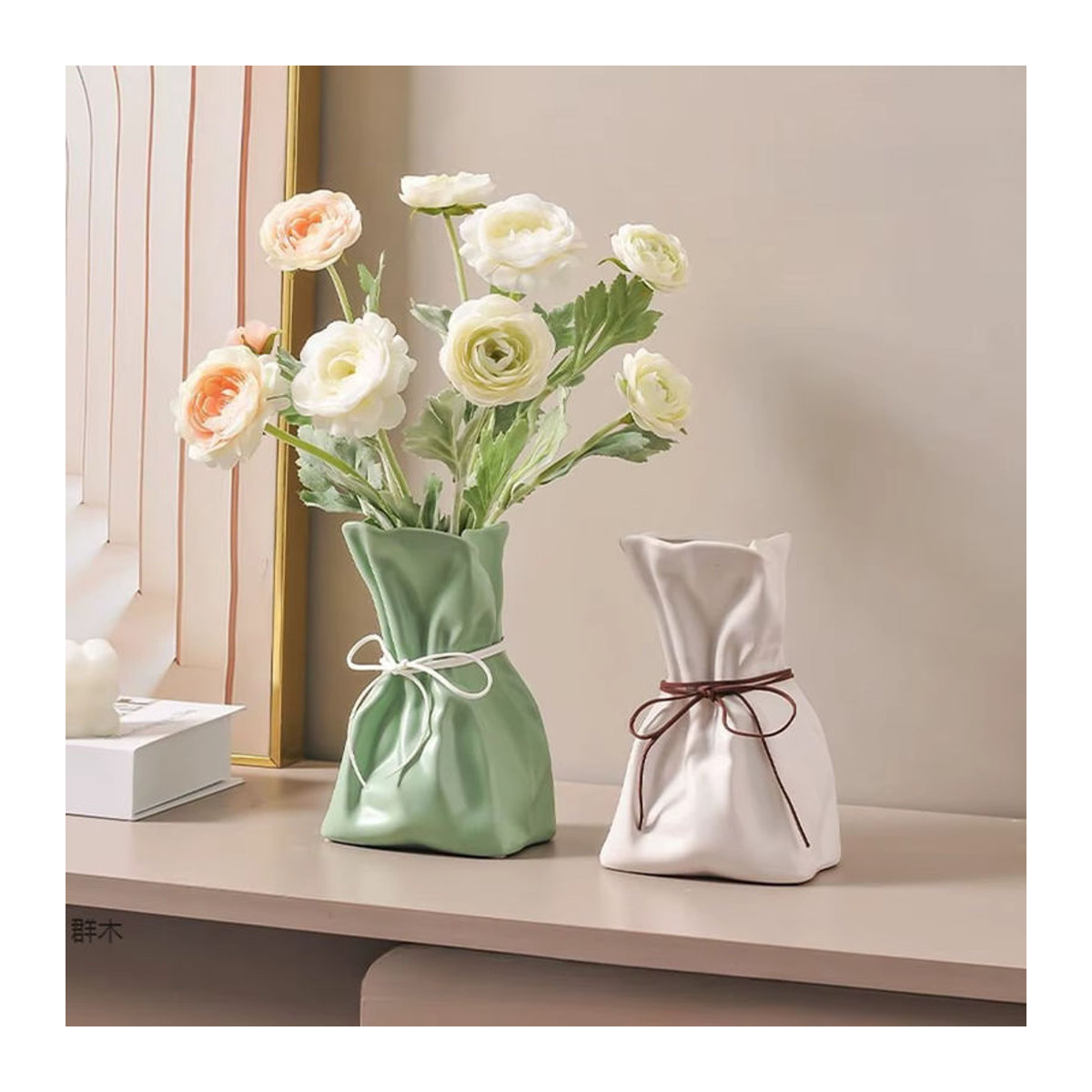 Skandinavische Keramikvase in Weiß und Grün für Schnittblumen als unregelmäßige Tischdekoration - Bild 1