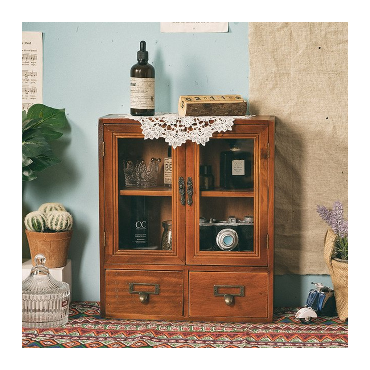 Skandinavische Vitrine aus Massivholz im Retro-Design mit Doppeltüren und Schubladen in Braun - Bild 1