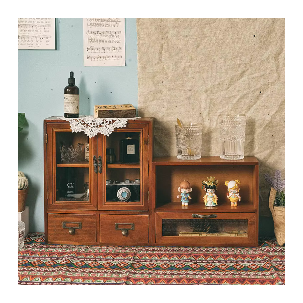 Skandinavische Vitrine aus Massivholz im Retro-Design mit Doppeltüren und Schubladen in Braun - Bild 2