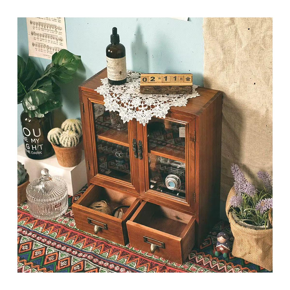 Skandinavische Vitrine aus Massivholz im Retro-Design mit Doppeltüren und Schubladen in Braun - Bild 3
