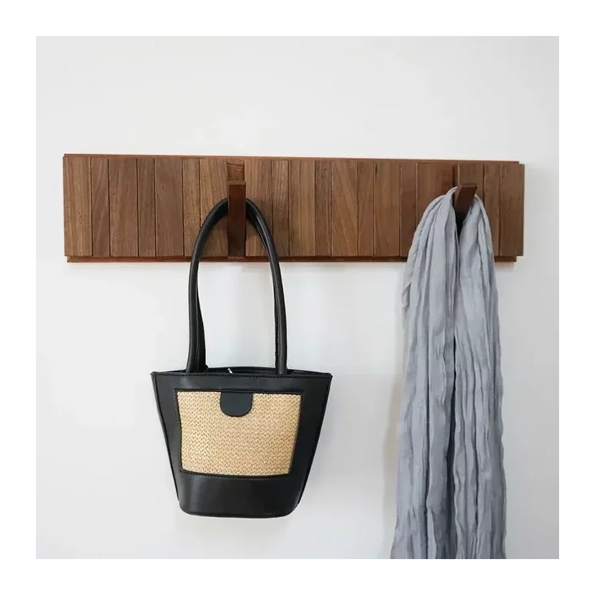 Skandinavische Wandgarderobe aus Holz in Walnuss Braun mit Kleiderhaken und Regalfächern - Bild 1