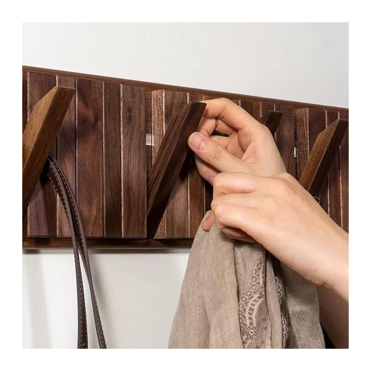 Skandinavische Wandgarderobe aus Holz in Walnuss Braun mit Kleiderhaken und Regalfächern - Bild 3