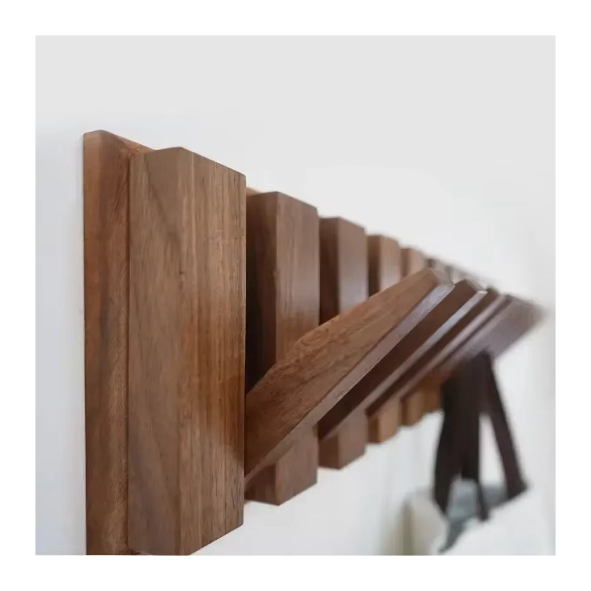 Skandinavische Wandgarderobe aus Holz in Walnuss Braun mit Kleiderhaken und Regalfächern - Bild 4