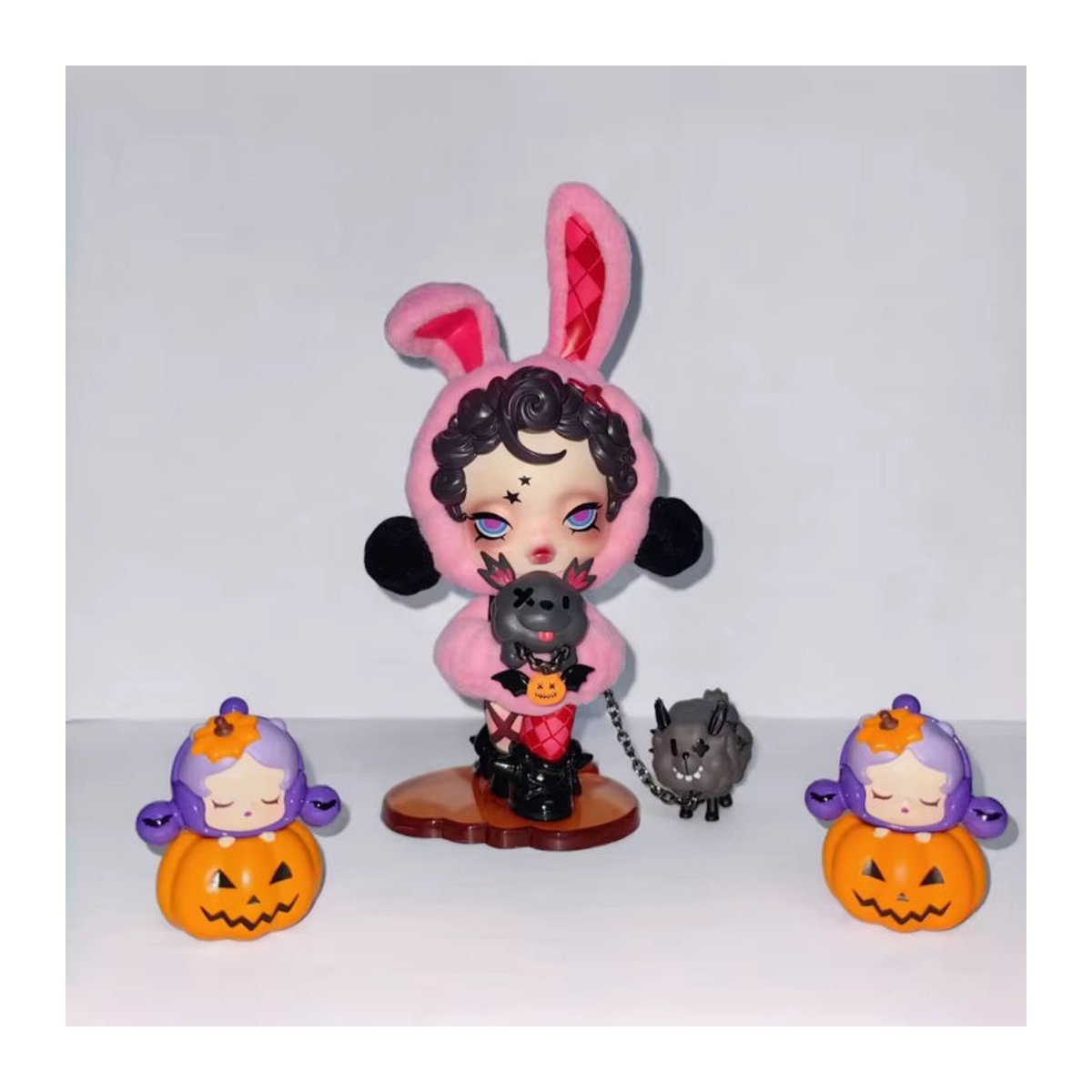 SKULLPANDA Überraschungsfigur Weihnachtsstrumpf und Halloween-Besucher Desktop-Dekoration in Rosa aus Kunststoff - Bild 1