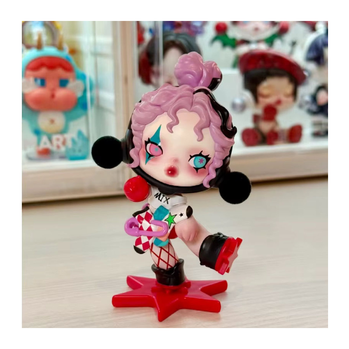 SKULLPANDA Überraschungsfigur Weihnachtsstrumpf und Halloween-Besucher Desktop-Dekoration in Rosa aus Kunststoff - Bild 3