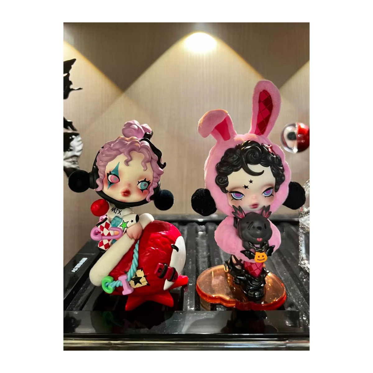 SKULLPANDA Überraschungsfigur Weihnachtsstrumpf und Halloween-Besucher Desktop-Dekoration in Rosa aus Kunststoff - Bild 5