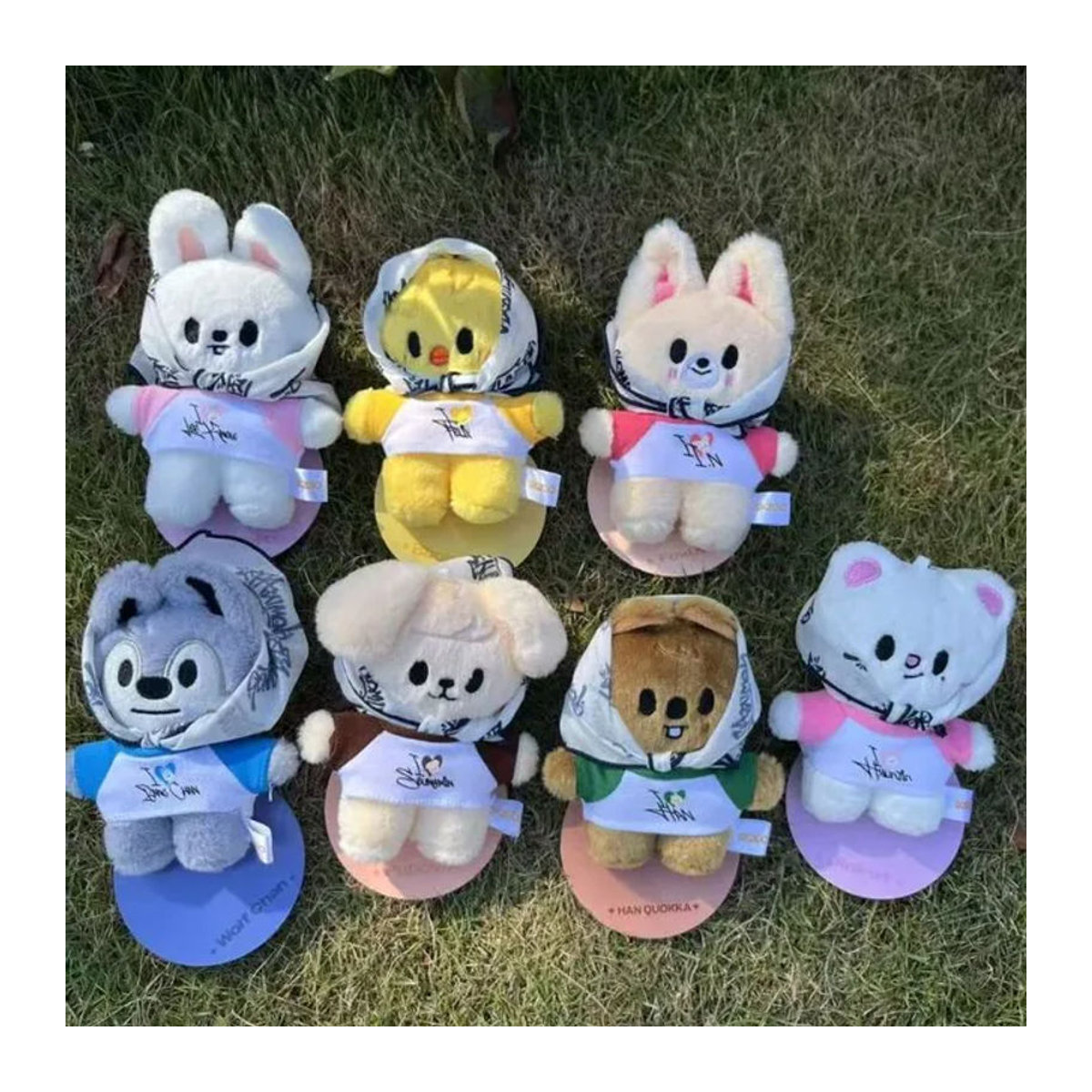 SKZOO Stray Kids Cartoon Stehfigur mit Magnetfuß und Textilkleidung in Mehrfarbig - Bild 1