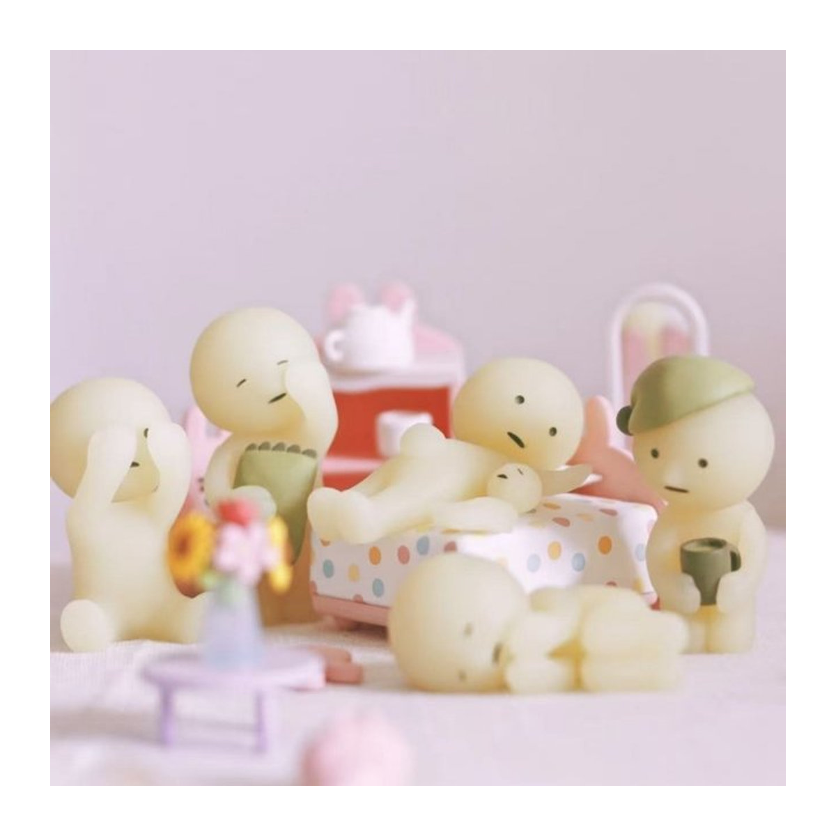 SMISKI Bett-Serie Blind Box Mystery Box Figuren in Weiß als Kawaii Deko-Modell für dein Zuhause - Bild 1